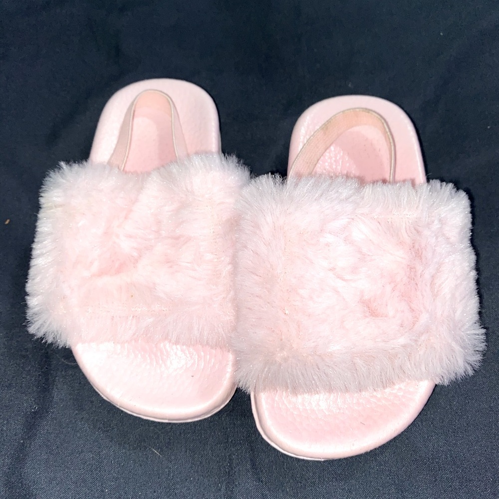 Baby girl’s fuzzy sandals